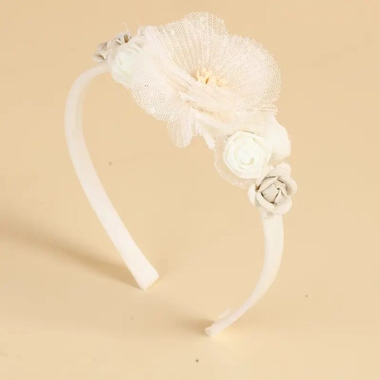 Beżowa opaska na głowę ozdobiona kwiatami, idealna dla dziewczynki na specjalne okazje.