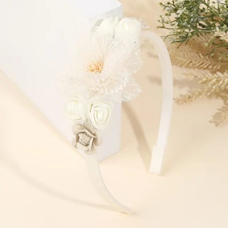 Beżowa opaska na głowę z kwiatami, idealna na specjalne okazje i codzienne stylizacje.