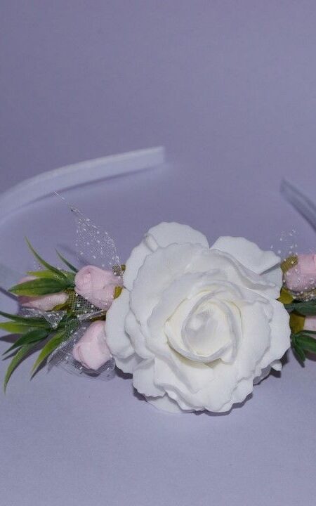 opaska na białej satynowej podstawie z ozdobnymi kwiatami