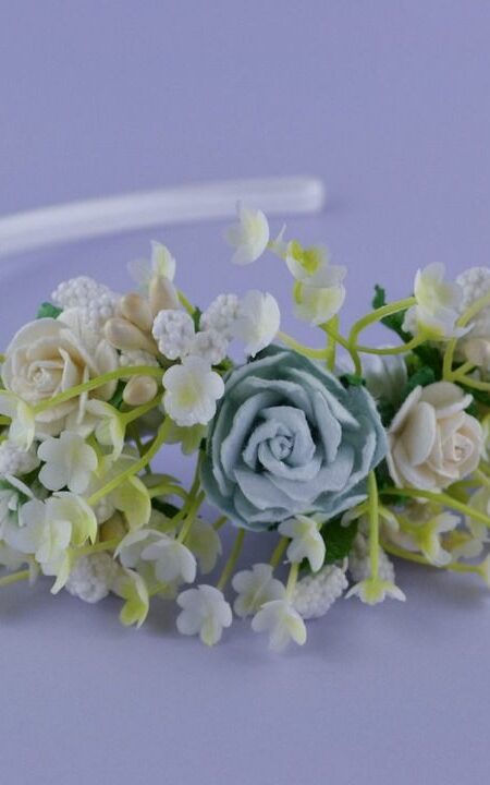 Opaska w stylu boho z niebieską różą