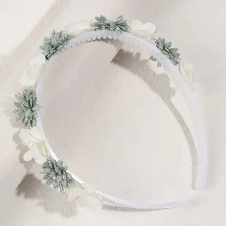 Opaska na głowę ozdobiona delikatnymi kwiatami w odcieniach bieli i zieleni, idealna na różne okazje.