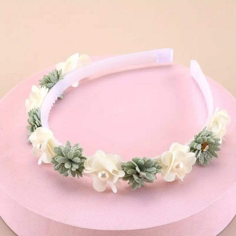 Opaska na głowę z kwiatami w kolorze ecru i zieleni, idealna jako dodatek do stylizacji dla dziewczynki.