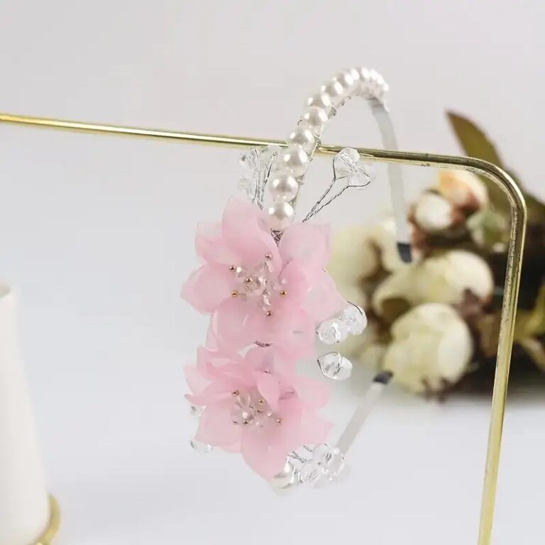 Opaska z perełkami i różowymi kwiatami dla dziewczynki