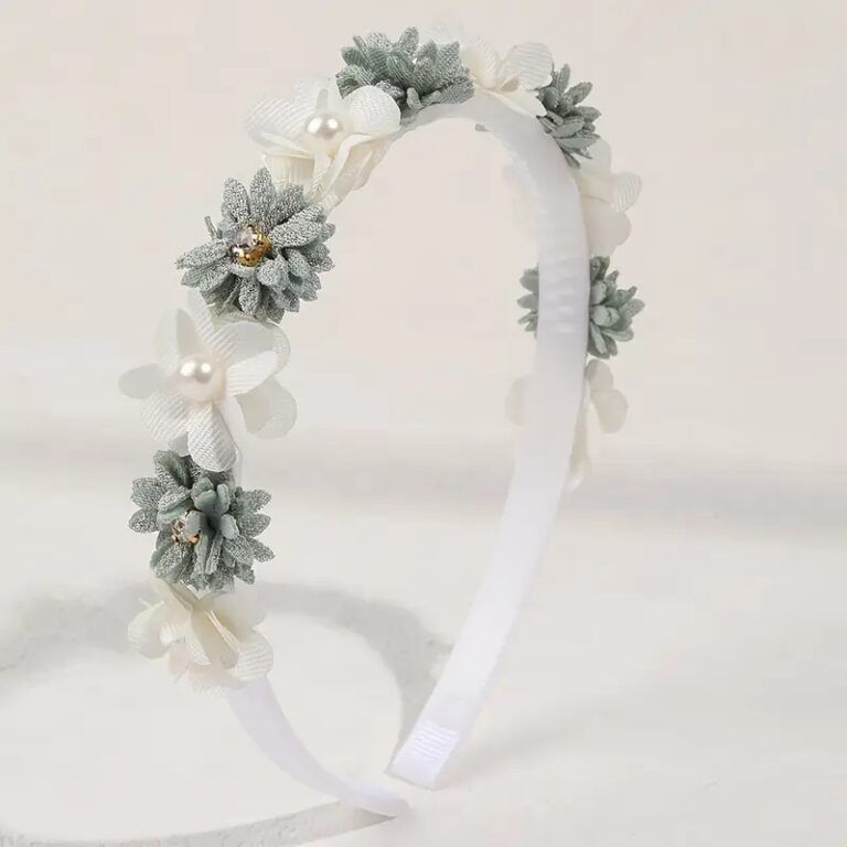 Opaska na głowę z zielonymi kwiatami i białymi detalami, idealna na różne okazje.
