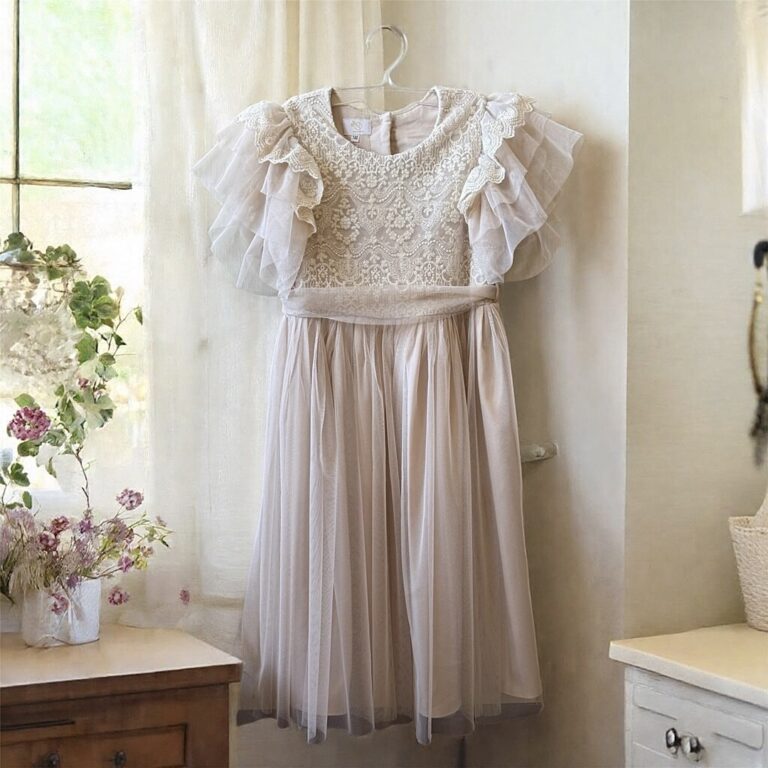 Sukienka dla dziewczynki w kolorze beżowym z koronkowym gorsetem i falbanami na rękawach, idealna na specjalne okazje.