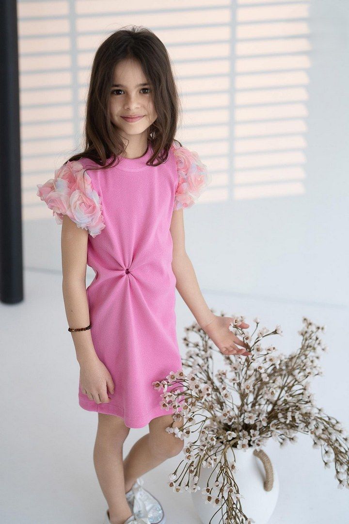Różowa sukienka dla dziewczynki z kwiatowymi rękawami, idealna na letnie przyjęcia i codzienne wyjścia.