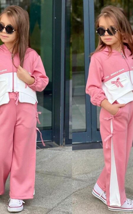 Różowy komplet dresowy dla dziewczynki z białymi detalami, idealny na codzienne wyjścia i zabawę.