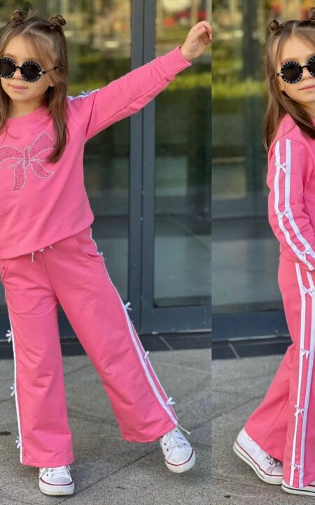 Różowy komplet dresowy dla dziewczynki z kokardą, idealny na codzienne wyjścia i zabawę.
