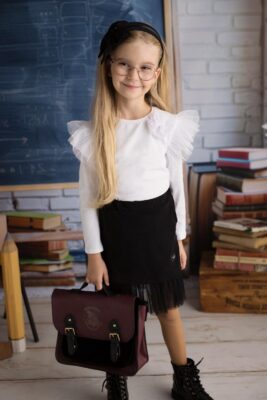 Czarna spódnica bawełniana z tiulem, idealna dla dziewczynki, zestawiona z białą bluzką z falbanami.
