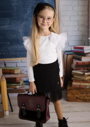Czarna spódnica bawełniana z tiulem, idealna dla dziewczynki, zestawiona z białą bluzką z falbanami.
