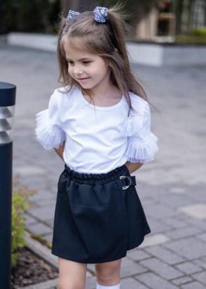 Spodnico-spodnie dla dziewczynki w kolorze czarnym, idealne na letnie dni.