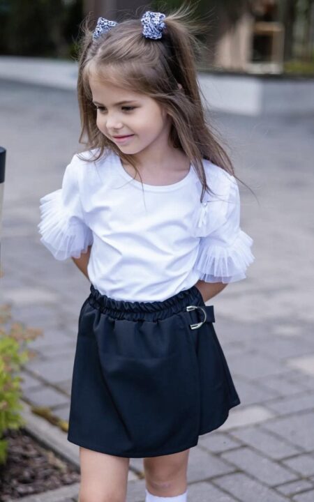 Spodnico-spodnie dla dziewczynki w kolorze czarnym, idealne na letnie dni.