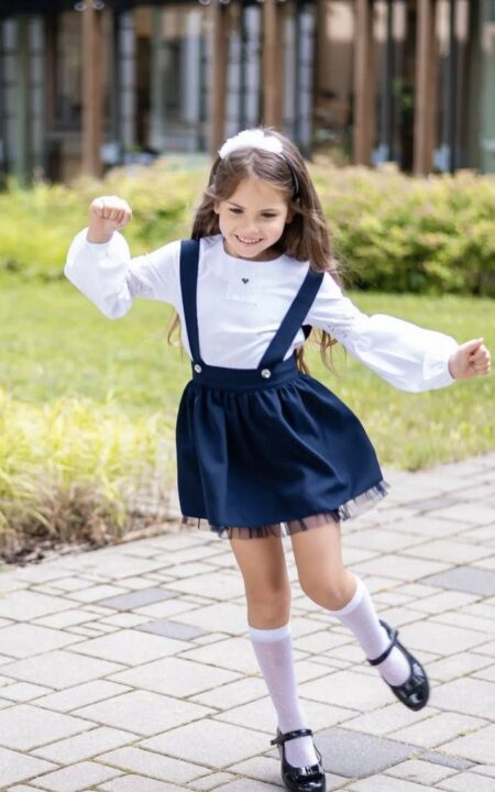 Granatowa spódniczka tiulowa na szelkach z białą bluzką, idealna na letnie dni.