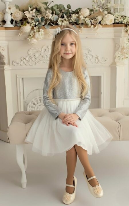 Srebrna sukienka świąteczna dla dziewczynki z długim rękawem i tiulowym dołem, idealna na uroczystości.