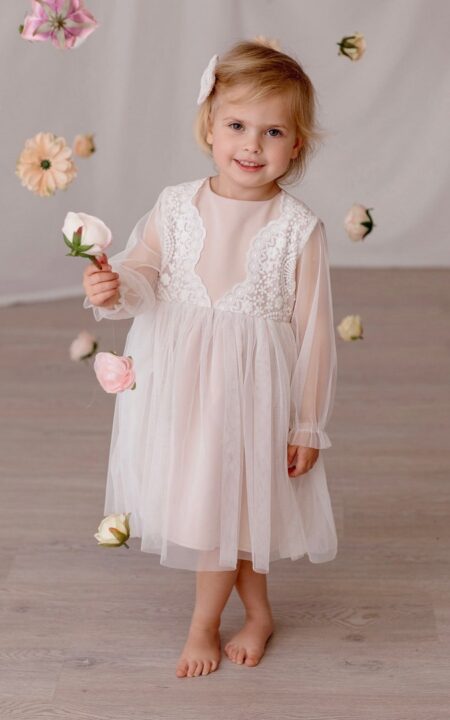 Beżowa sukienka z tiulem ecru, idealna na specjalne okazje dla dziewczynki.