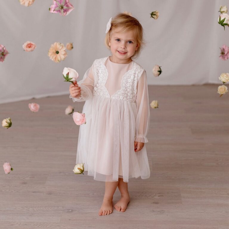 Beżowa sukienka z tiulem ecru, idealna na specjalne okazje dla dziewczynki.