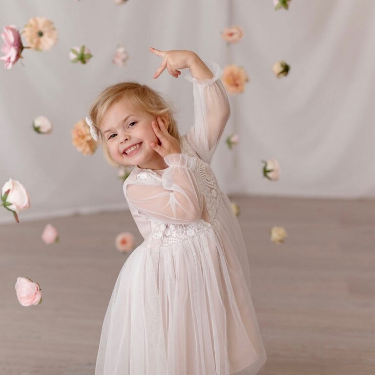 Beżowa sukienka z tiulem ecru dla młodszej dziewczynki, idealna na specjalne okazje.