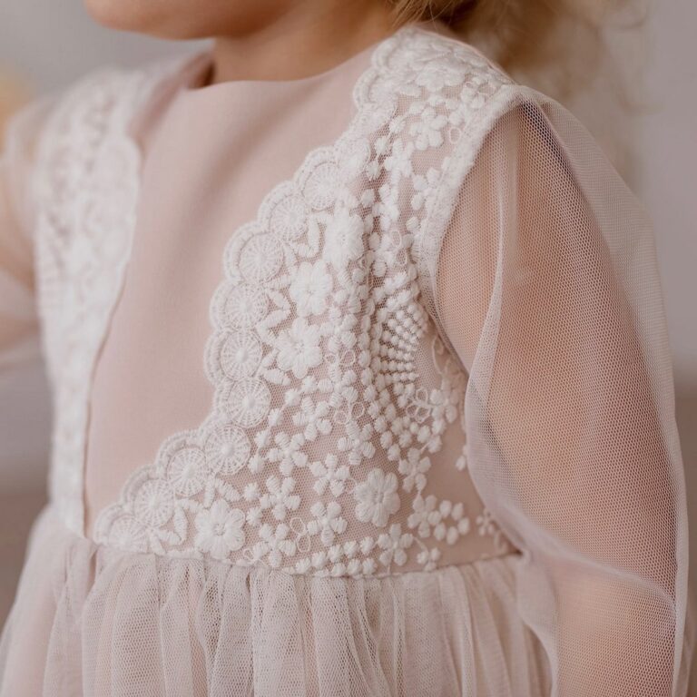 Beżowa sukienka z haftowanym tiulem, idealna na specjalne okazje dla dziewczynki.