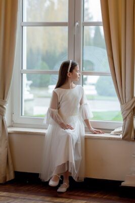 Biała sukienka na komunię z rękawem do łokcia, na dziewczynce