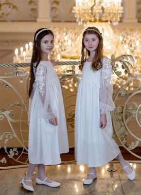 Tiulowa sukienka na komunię z aplikacją kwiatów na rekawach i talii