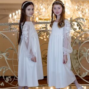 Tiulowa sukienka na komunię z aplikacją kwiatów na rekawach i talii