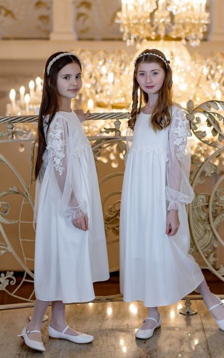 Tiulowa sukienka na komunię z aplikacją kwiatów na rekawach i talii