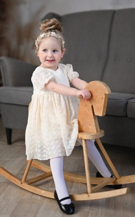 Sukienka z delikatnej haftowanej koronki