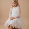 Sukienka na długi rękaw w kolorze ecru z tiulowym dołem, idealna na specjalne okazje dla dziewczynki.
