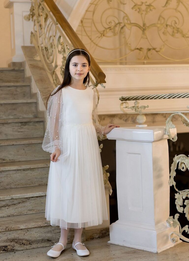 Biała sukienka po komunii z perłowymi rękawami, idealna na uroczystości.
