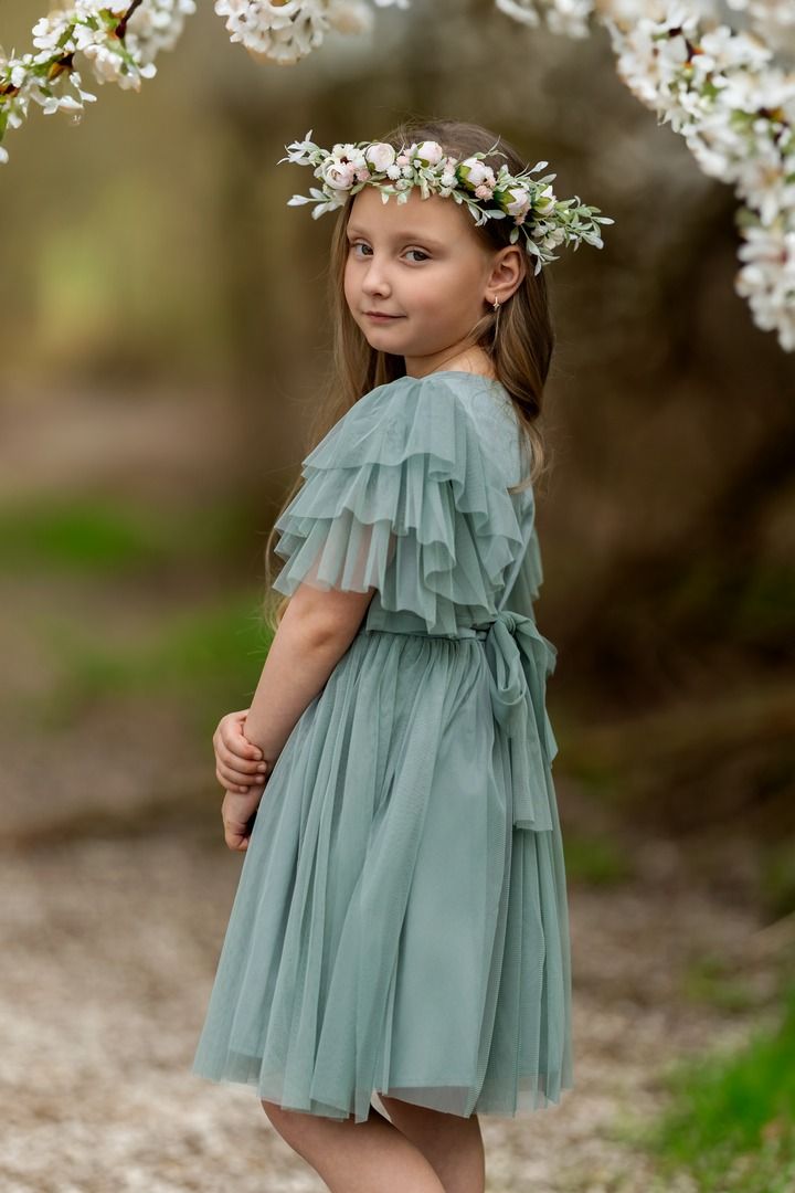 Sukienka tiulowa w kolorze szalwiowym z falbanami, idealna na specjalne okazje dla dziewczynki.