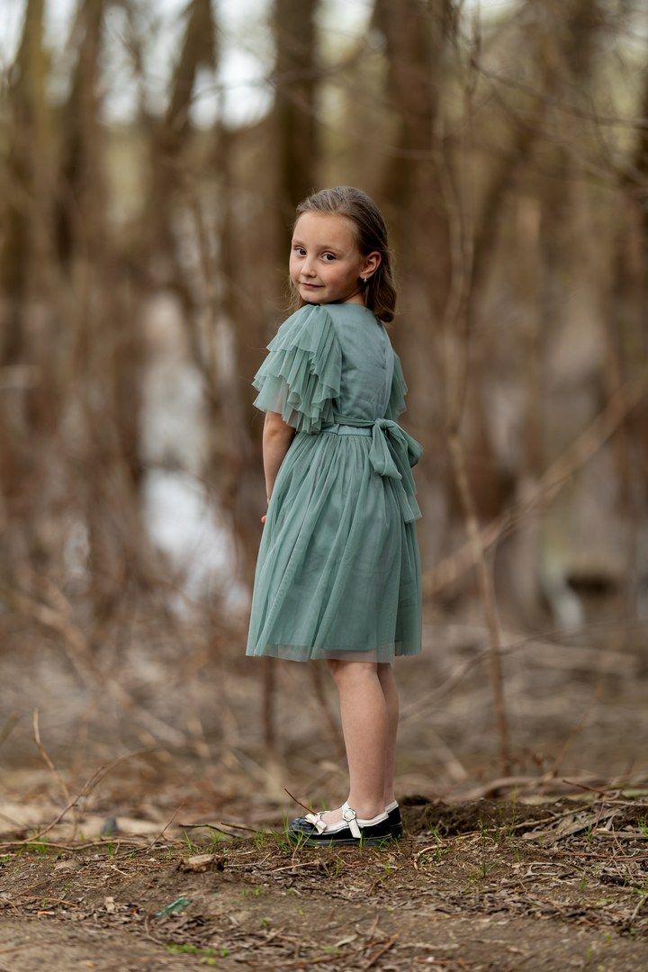 Szalwiowa tiulowa sukienka dla dziewczynki z falbanami, idealna na specjalne okazje.