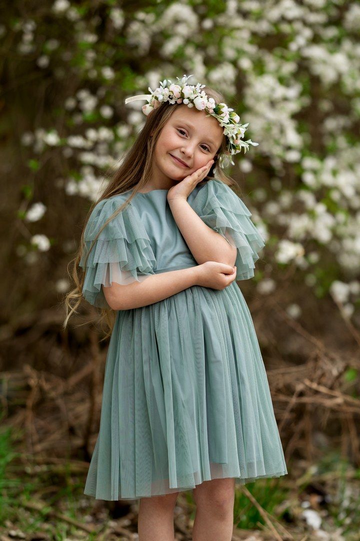 Szalwiowa sukienka tiulowa dla dziewczynki z falbanami na rękawach, idealna na specjalne okazje.