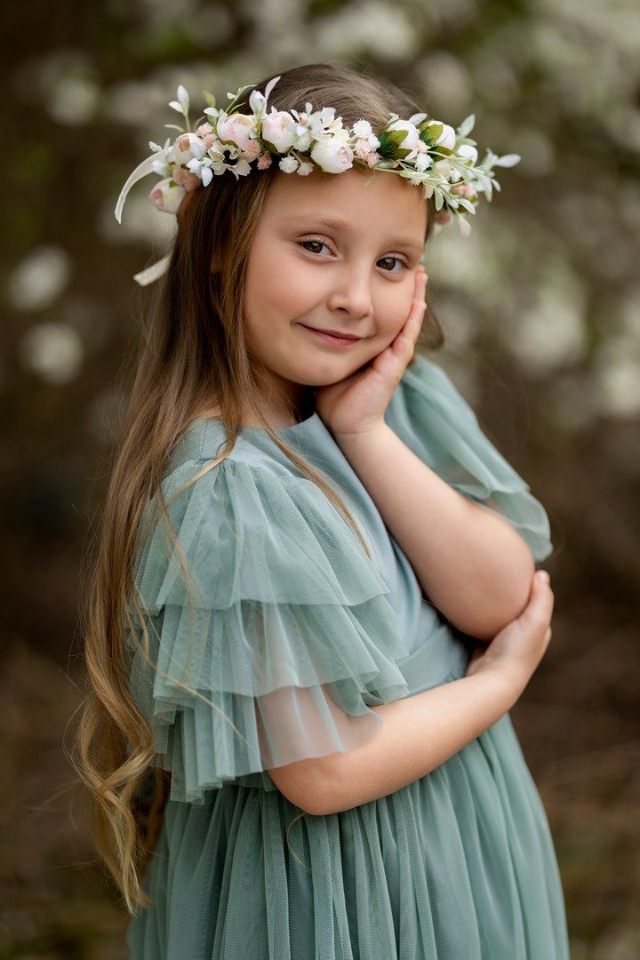 Sukienka tiulowa w kolorze szałwiowym z falbanami na rękawach, idealna na specjalne okazje dla dziewczynki.