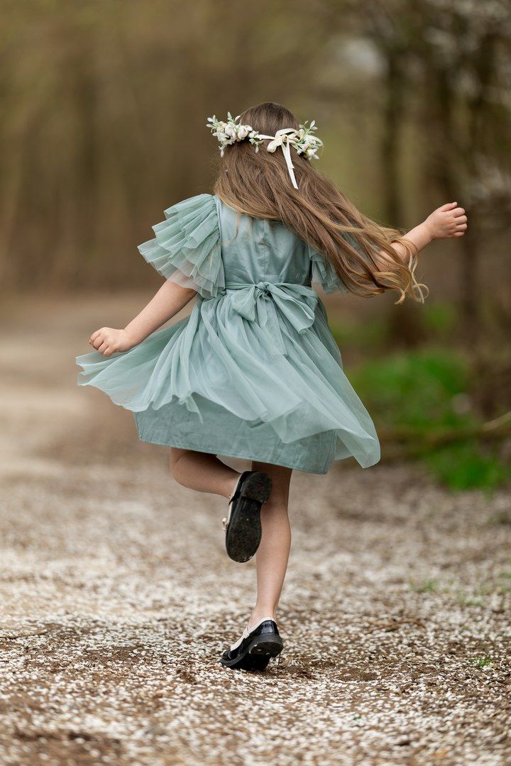 Tiulowa sukienka w kolorze szalwiowym dla dziewczynki, z falbanami na rękawach, idealna na specjalne okazje.