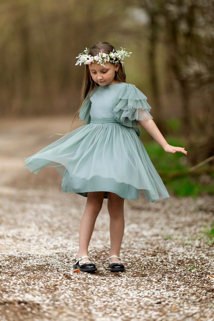 Tiulowa sukienka w kolorze szałwiowym