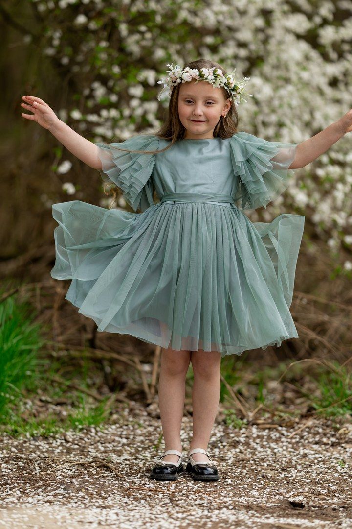 Tiulowa sukienka w kolorze szalwiowym dla dziewczynki, idealna na specjalne okazje.