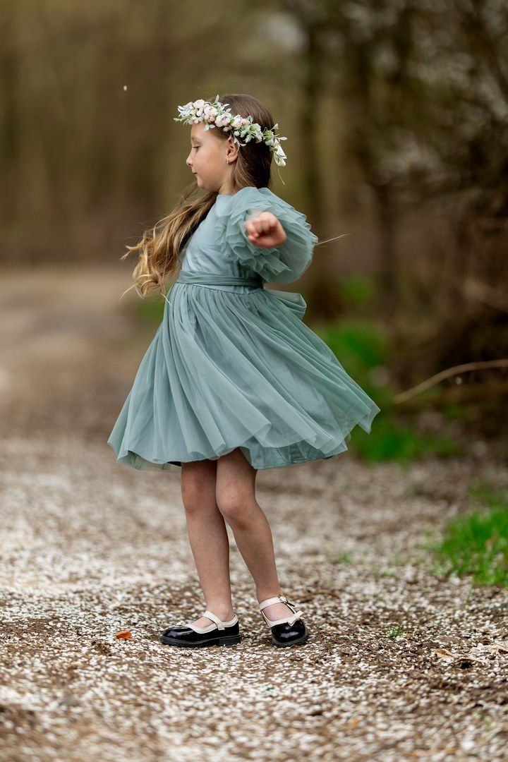 Sukienka tiulowa w kolorze szalwiowym dla dziewczynki, idealna na specjalne okazje.