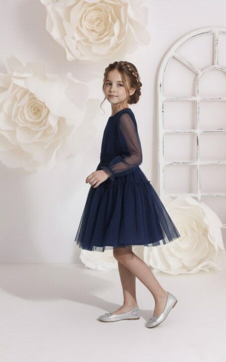 Granatowa sukienka tiulowa dla dziewczynki z długimi rękawami, idealna na specjalne okazje.