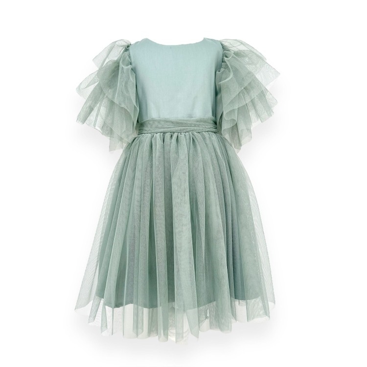 Tiulowa sukienka w kolorze szałwiowym z ozdobnymi rękawami i paskiem w talii.