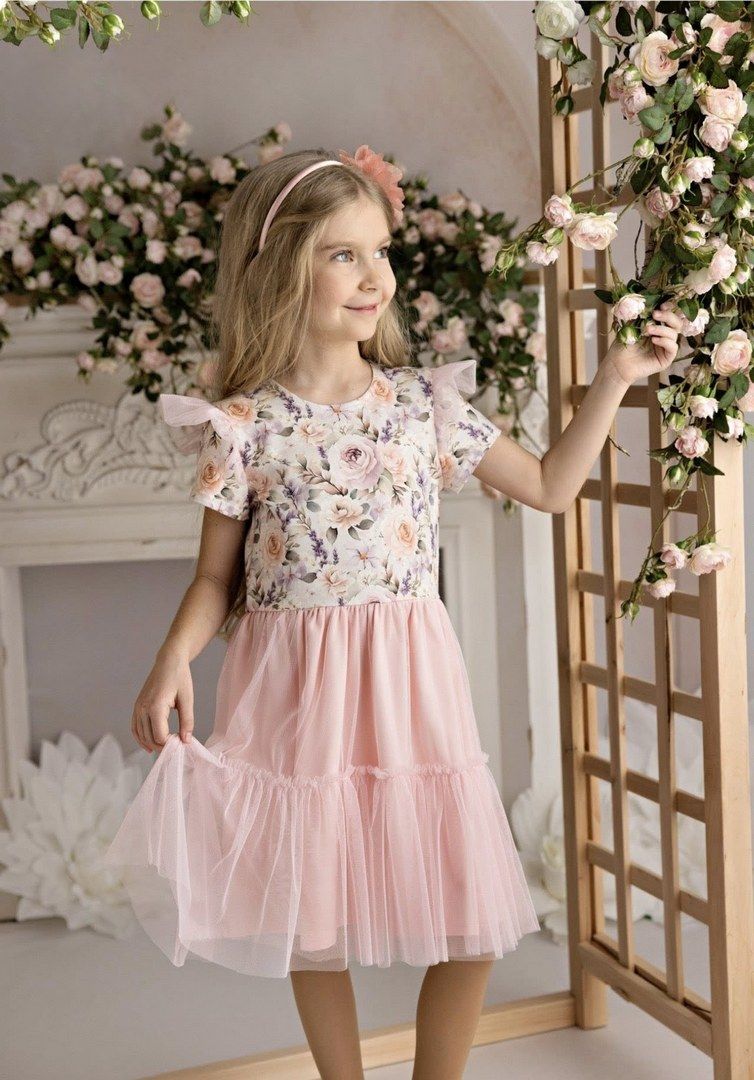 Bawelniana sukienka wiosenna dla dziewczynki w kwiaty z różowym tiulem, idealna na ciepłe dni.