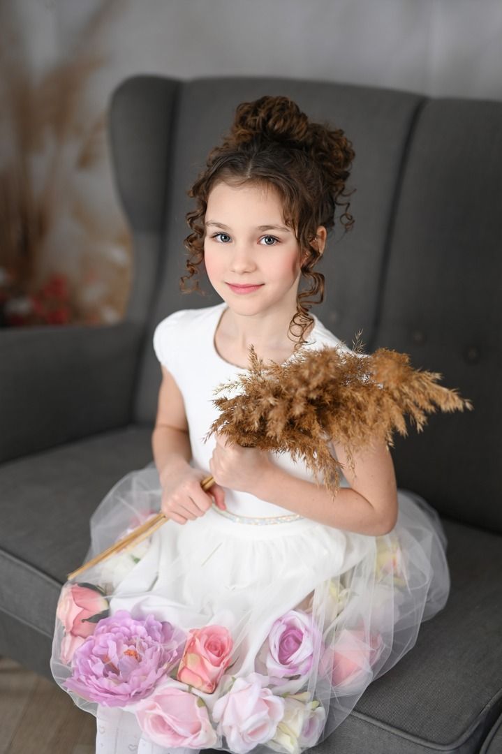 Sukienka w kolorze ecru z wszytymi kwiatami, idealna na specjalne okazje dla dziewczynki.