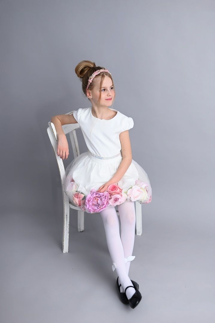 ecru sukienka z kwiatami 3d