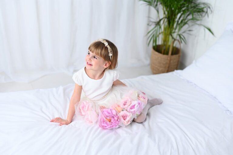 ecru sukienka z kwiatami 3d, na dziewczynce