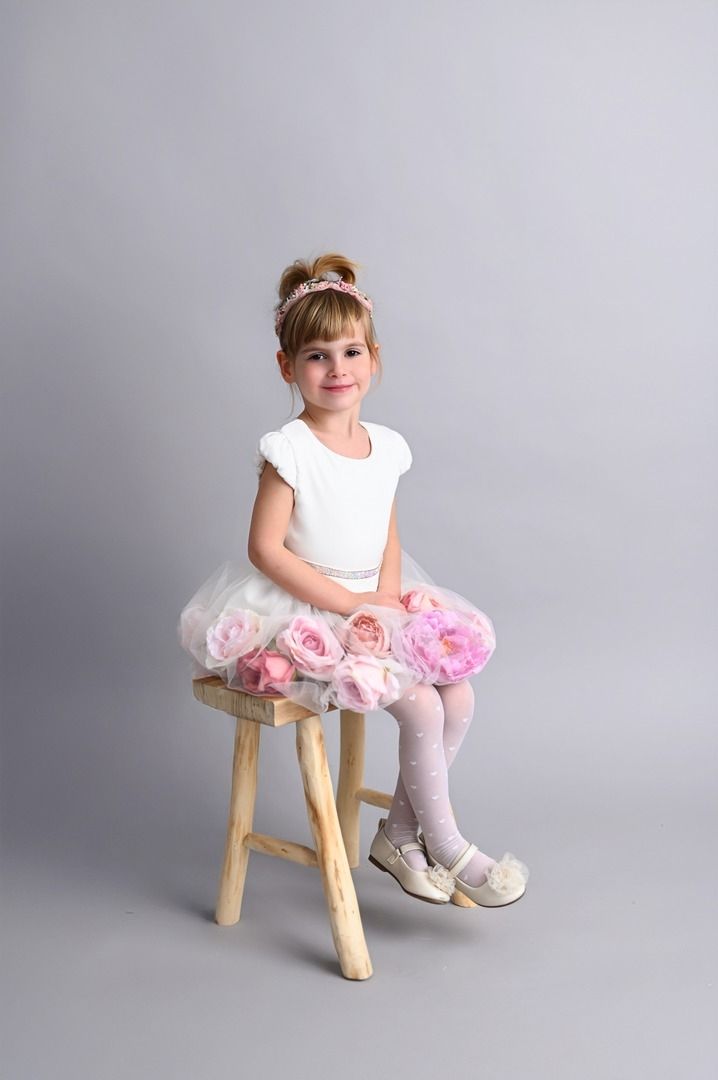 Sukienka z sztucznymi kwiatami w kolorze ecru dla dziewczynki