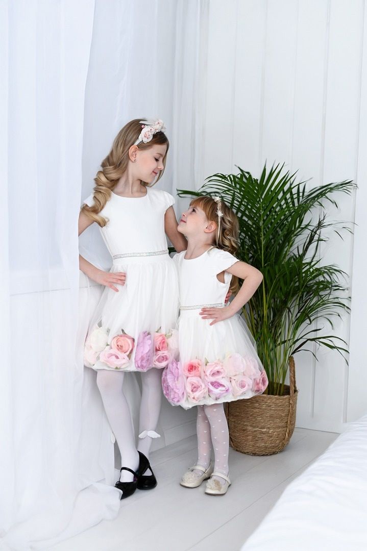 Sukienka z sztucznymi kwiatami w kolorze ecru.