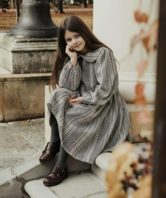 Sukienka dla dziewczynki w czarno-białą kratę z haftem, idealna na różne okazje.