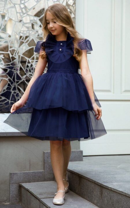 Granatowa sukienka z falbanami wykonana z tiulu, idealna na specjalne okazje dla dziewczynek.