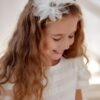 Ecru sukienka w pasy wykonana z organzy