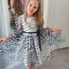 Sukienka dla dziewczynki w zwierzęcy print zebra z tiulowymi rękawami i czarnym paskiem w talii.