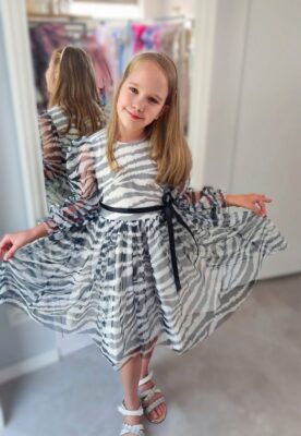 Sukienka dla dziewczynki w zwierzęcy print zebra z tiulowymi rękawami i czarnym paskiem w talii.